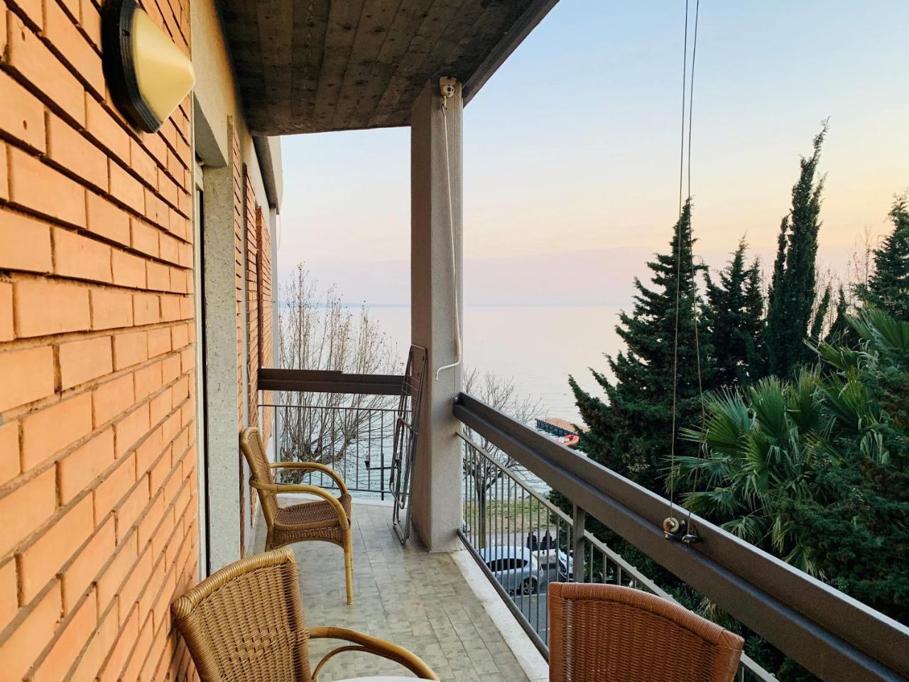 Front Lake Apartment Bardolino Exterior photo